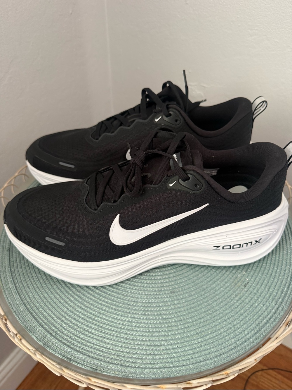 Nike Vomero Plus Men’s Black and White Athletic Running Shoes - Picture 4 of 10